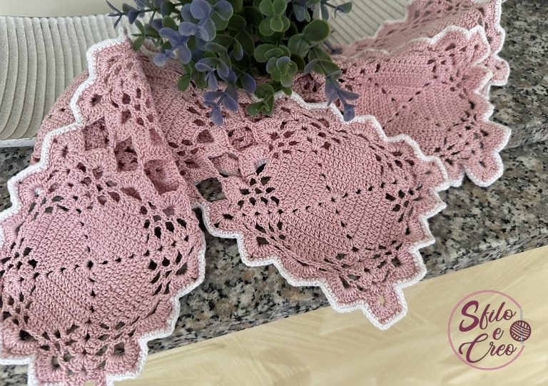 Piastrelle rosa a uncinetto